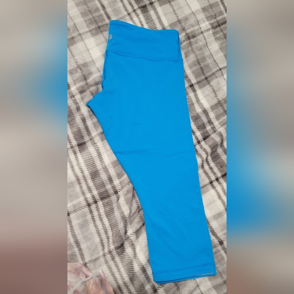 Like new Lululemon wunder under Crop reversible - Picture 2 of 9